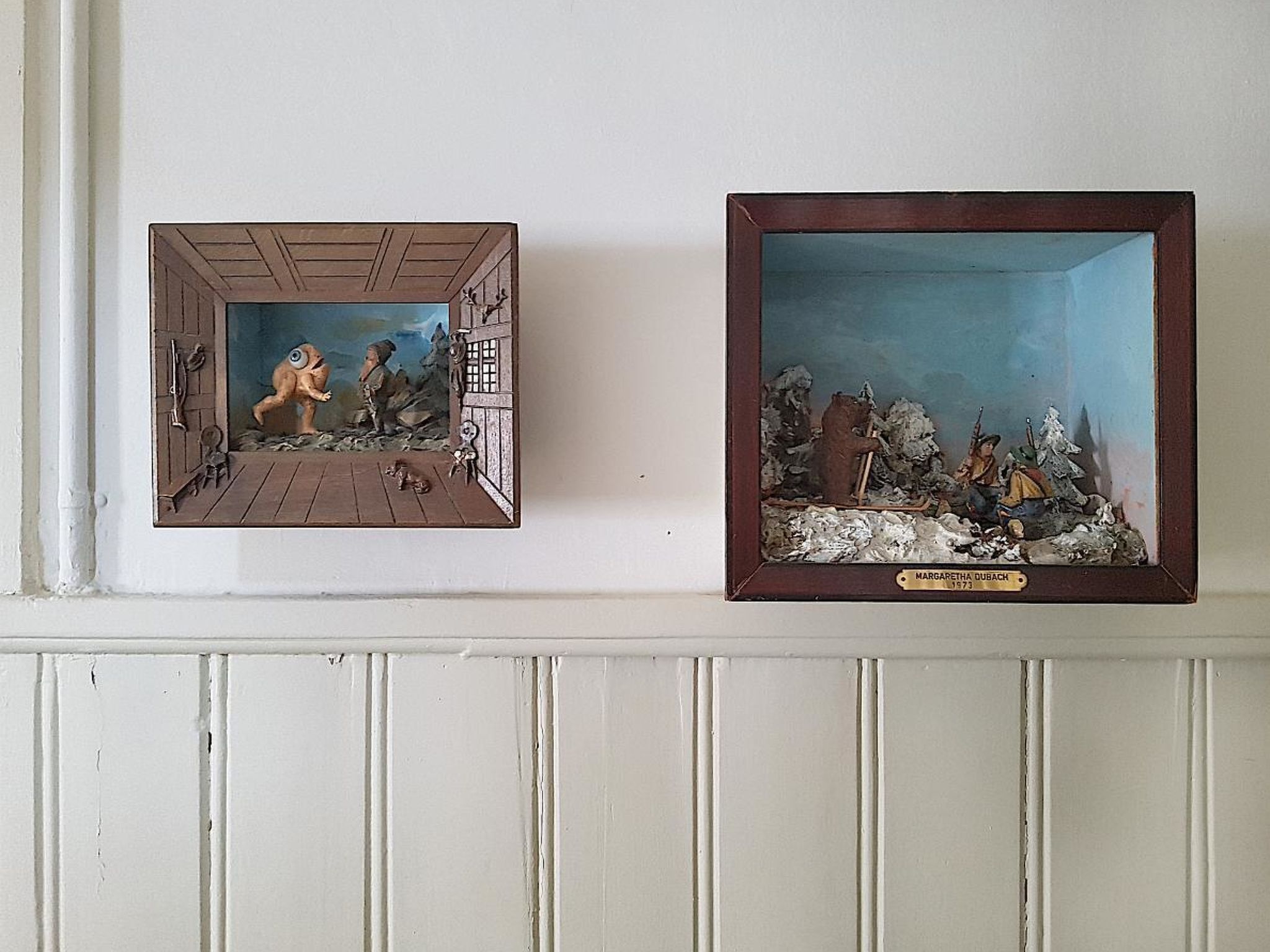 Dos obras de arte enmarcadas en una pared.