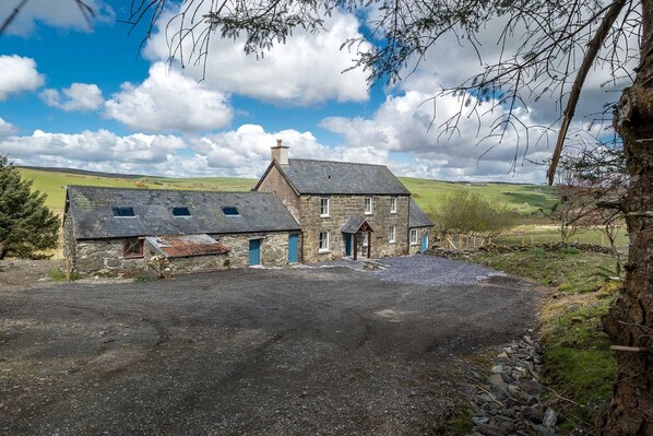 Exterior - Traditional Farmhouse Accommodation In An Idyllic Setting | Erw-Dinmael (Corwen)
