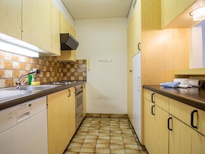 Kühlschrank, Mikrowelle, Geschirrspüler, Kochgeschirr/Geschirr/Besteck