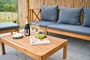 A wooden table with a bottle of champagne, glasses, and a tray with grapes. - The Breath of the Prairie - Nature - Osenbach (Osenbach)