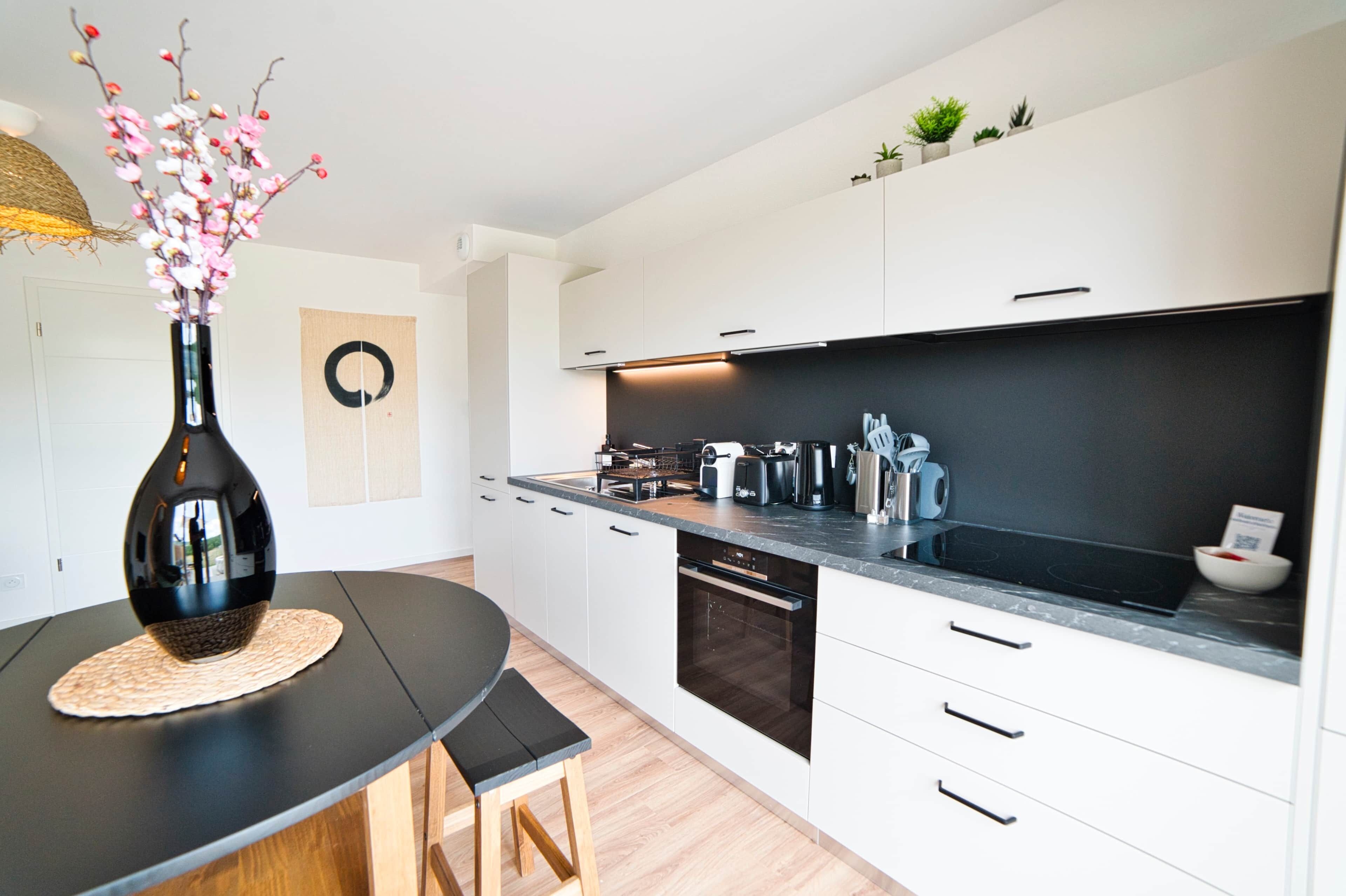 Wasserkocher mit Kaffee-/Teezubehör, Kühlschrank, Mikrowelle, Ofen