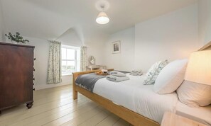 Room - Stunning three bedroom farmhouse with sea views | Ty-Newydd-Frongaled (Dyffryn Ardudwy)