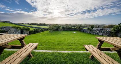 Hen-Dy-Frongaled - a self catering cottage that sleeps 8 guests in 4 bedrooms