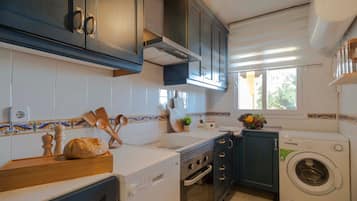 Frigorífico, microondas, horno y placa de cocina
