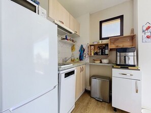 Wasserkocher mit Kaffee-/Teezubehör, Kühlschrank, Mikrowelle
