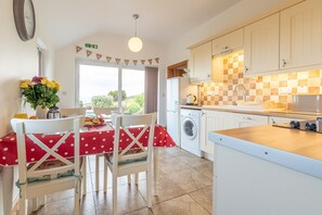 Fridge, microwave, oven, stovetop - Charming Stone Cottage with Breathtaking Views | Bwthyn-Plas-Hafod (Nebo)