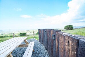 Outdoor dining - Charming Stone Cottage with Breathtaking Views | Bwthyn-Plas-Hafod (Nebo)