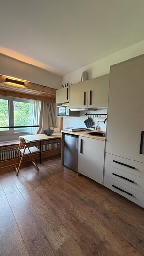 Wasserkocher mit Kaffee-/Teezubehör, Kühlschrank, Mikrowelle, Herdplatte