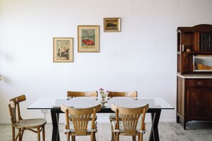 Dining - The River Studio | Wide Estuary Views & Walk to Lisbon Ferry. Super Spacious! (Almada)