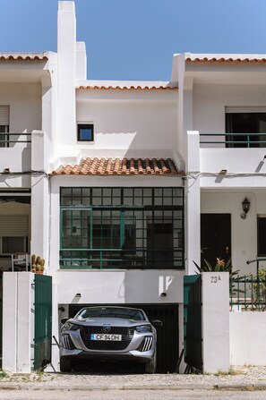Exterior - The River Studio | Wide Estuary Views & Walk to Lisbon Ferry. Super Spacious! (Almada)