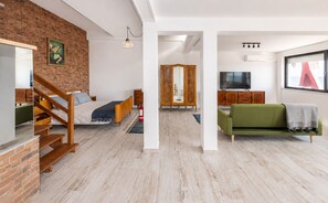 1 bedroom, free WiFi, bed sheets - The River Studio | Wide Estuary Views & Walk to Lisbon Ferry. Super Spacious! (Almada)