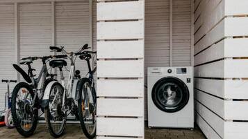 Un garaje con bicicletas y una lavadora.