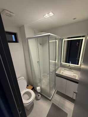 Dusche, Handtücher, Toilettenpapier