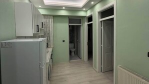 Une buanderie équipée d’un lave-linge, d’un sèche-linge et d’un radiateur.
