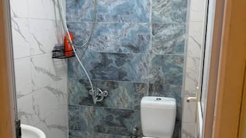 Douche, sèche-cheveux, serviettes fournies, savon