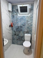 Ducha, secador de pelo, toallas, jabón