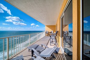 Ein Balkon mit Meerblick, ausgestattet mit Gartenmöbeln und einem Geländer.