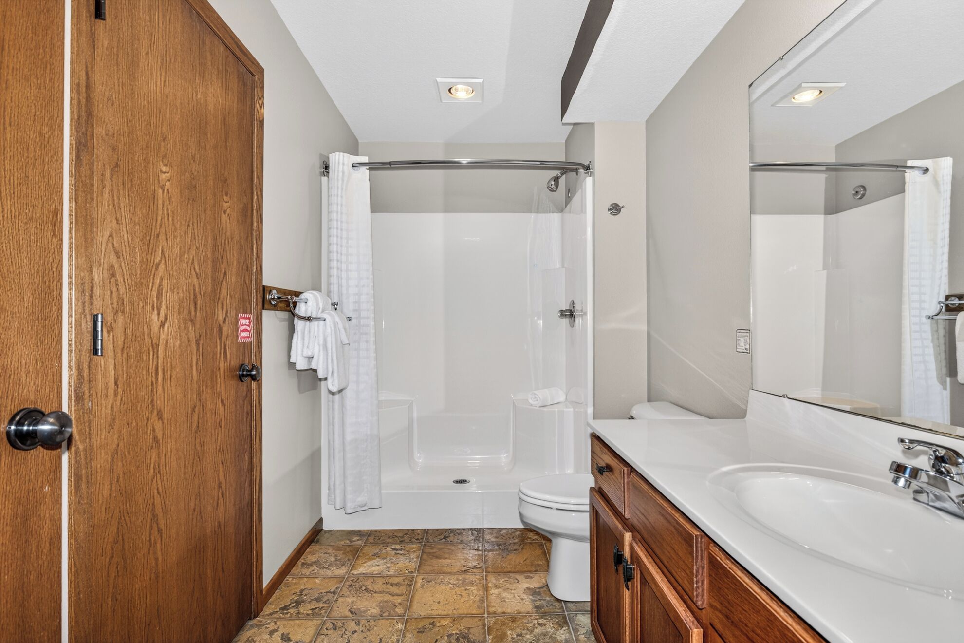 Un baño con ducha, inodoro y lavamanos.