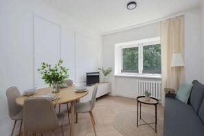 Dining - Modern Apartment Near Downtown | Smart TV (Warszawa)