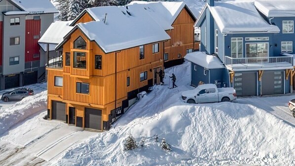 Exterior - True Ski in/Ski out 4 bedroom home with hot tub (Rossland)