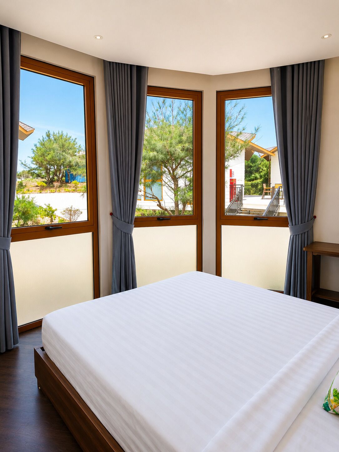 Bungalow, Garden View | In-room safe, desk, laptop workspace, blackout drapes