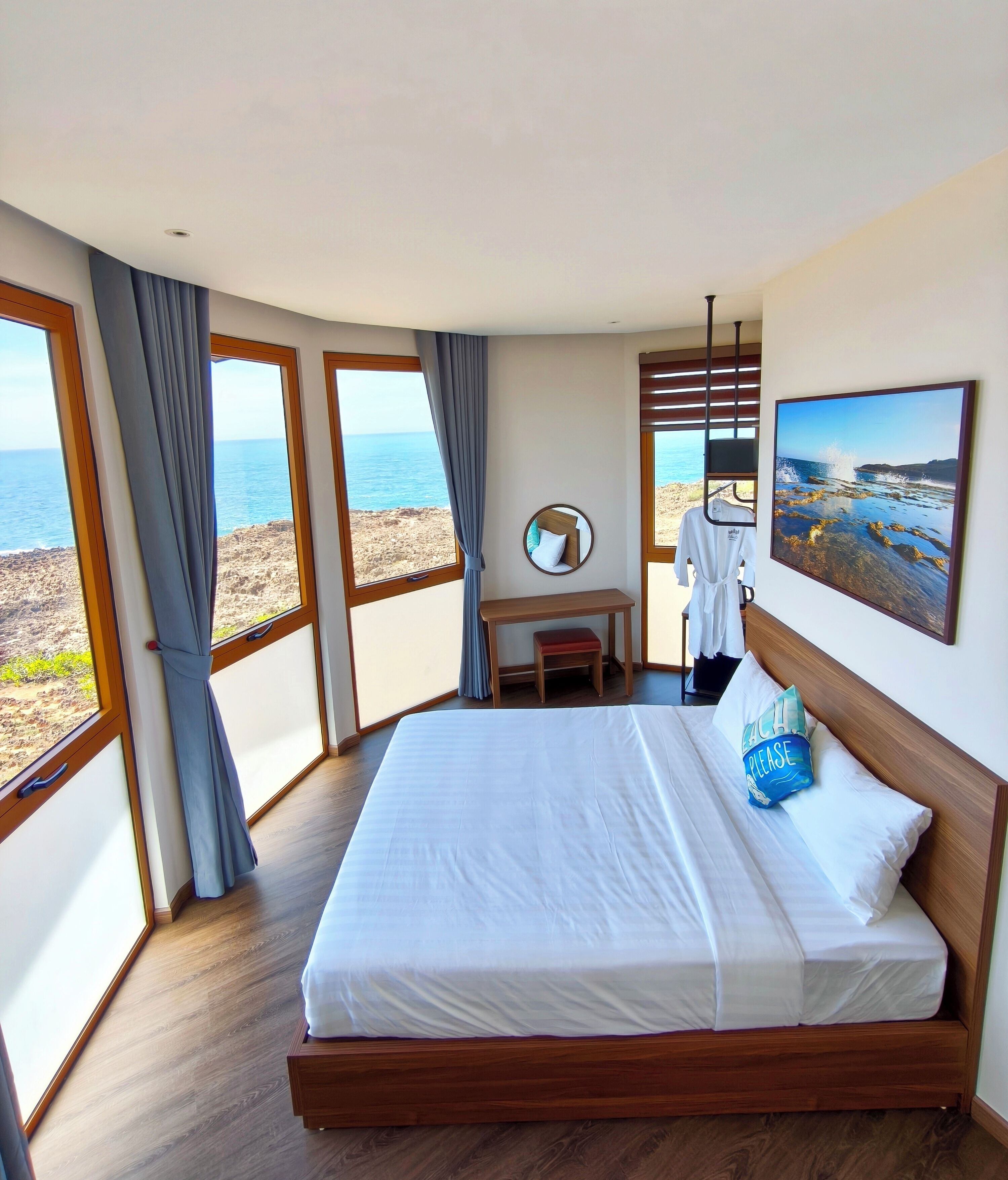 Design Bungalow, Sea View | Desk, laptop workspace, free WiFi