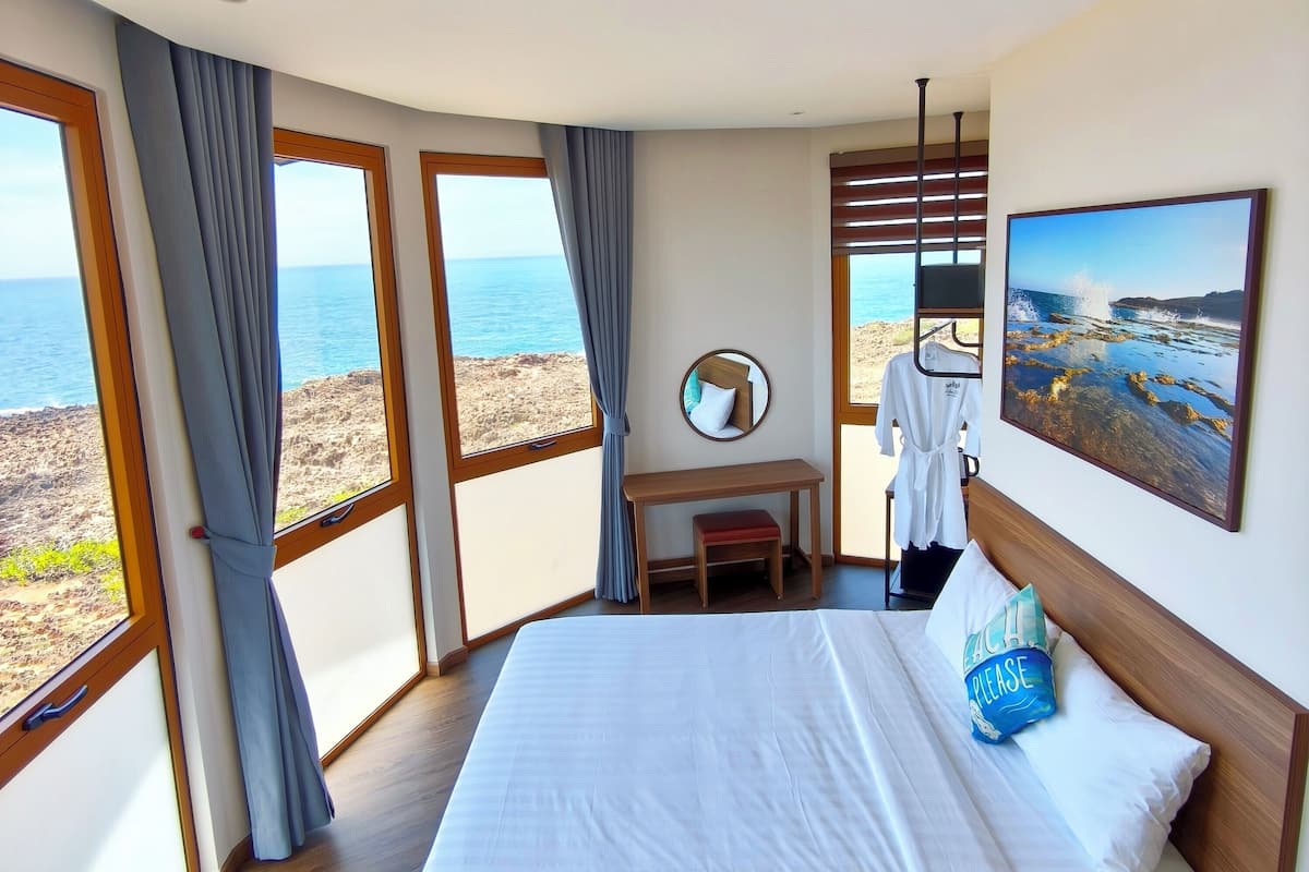 Bungalow, Ocean View | In-room safe, desk, laptop workspace, blackout drapes