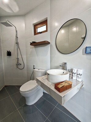 Design Bungalow, Sea View | Bathroom | Free toiletries, hair dryer, towels, soap - HON DO ECO RETREAT (Vinh Hai)