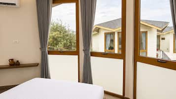 Bungalow, Garden View | In-room safe, desk, laptop workspace, blackout curtains