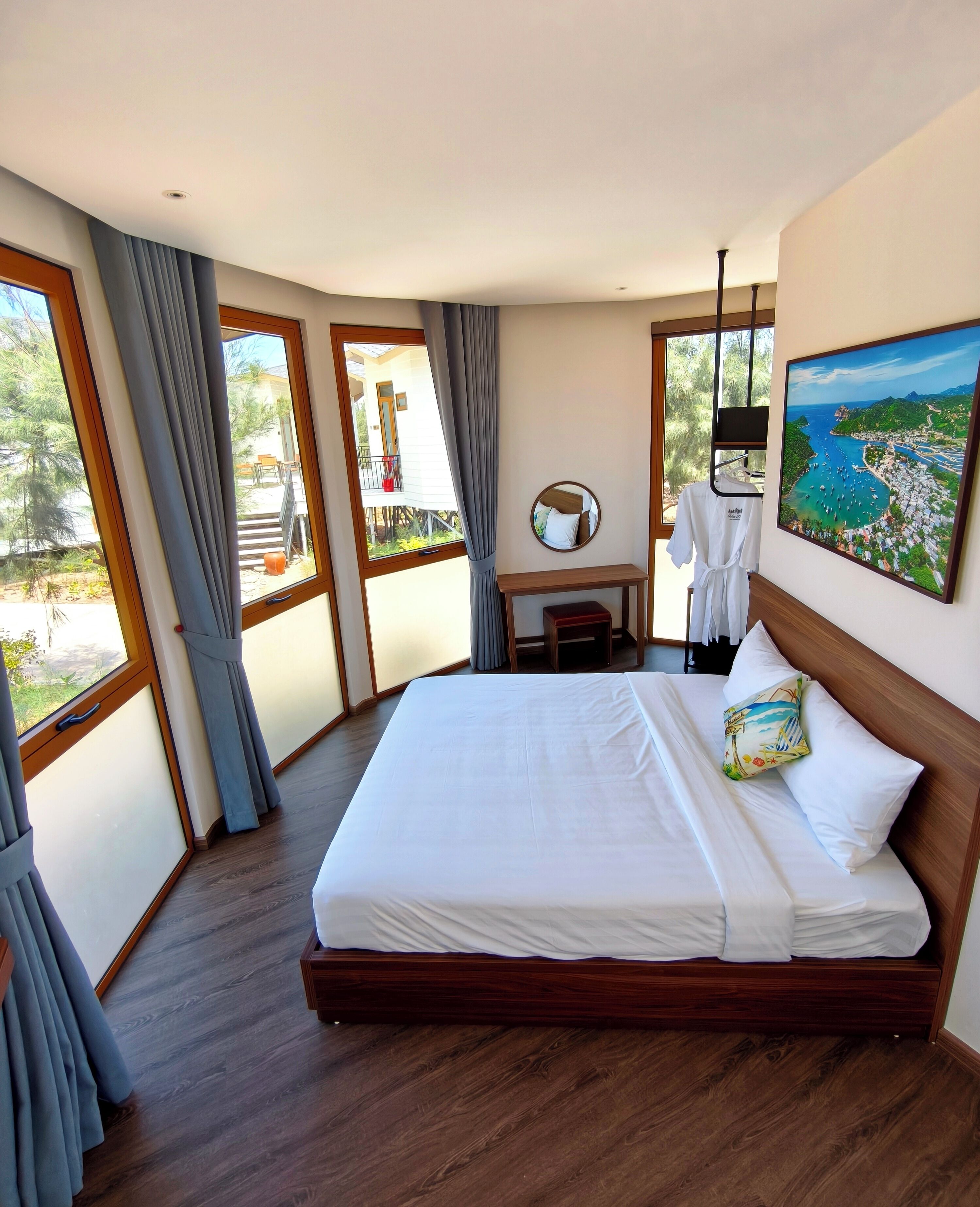 Senior Bungalow, Garden View | Desk, laptop workspace, free WiFi
