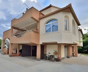 Exterior - Apartment 'Spacious 2 Bedroom' with Shared Garden and Wi-Fi (Bibinje)