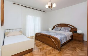 WiFi, bed sheets - Apartment 'Spacious 2 Bedroom' with Shared Garden and Wi-Fi (Bibinje)