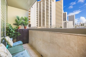 Property grounds - Studio Oasis in Waikīkī w/Kitchenette, & A/C - Waikīkī Grand #404 (Honolulu)