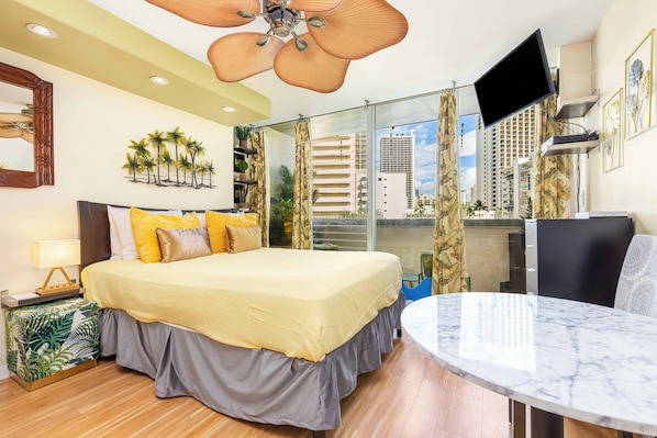 1 bedroom, iron/ironing board, free WiFi, bed sheets - Studio Oasis in Waikīkī w/Kitchenette, & A/C - Waikīkī Grand #404 (Honolulu)