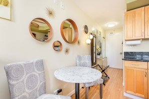 Interior - Studio Oasis in Waikīkī w/Kitchenette, & A/C - Waikīkī Grand #404 (Honolulu)