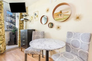 Dining - Studio Oasis in Waikīkī w/Kitchenette, & A/C - Waikīkī Grand #404 (Honolulu)
