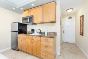 Coffee/tea maker, fridge, microwave, toaster - Chic Studio w/Kitchenette, Lanai, AC, WiFi–Waikīkī Grand #501 (Honolulu)