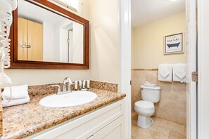 Hair dryer, towels - Chic Studio w/Kitchenette, Lanai, AC, WiFi–Waikīkī Grand #501 (Honolulu)