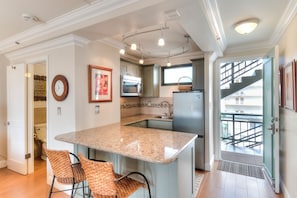 Coffee/tea maker, fridge, microwave, toaster - Savor style and comfort in this sweet retreat – Waikīkī Grand 522 (Honolulu)