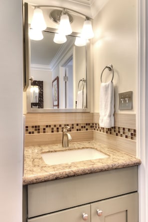 Hair dryer, towels - Savor style and comfort in this sweet retreat – Waikīkī Grand 522 (Honolulu)