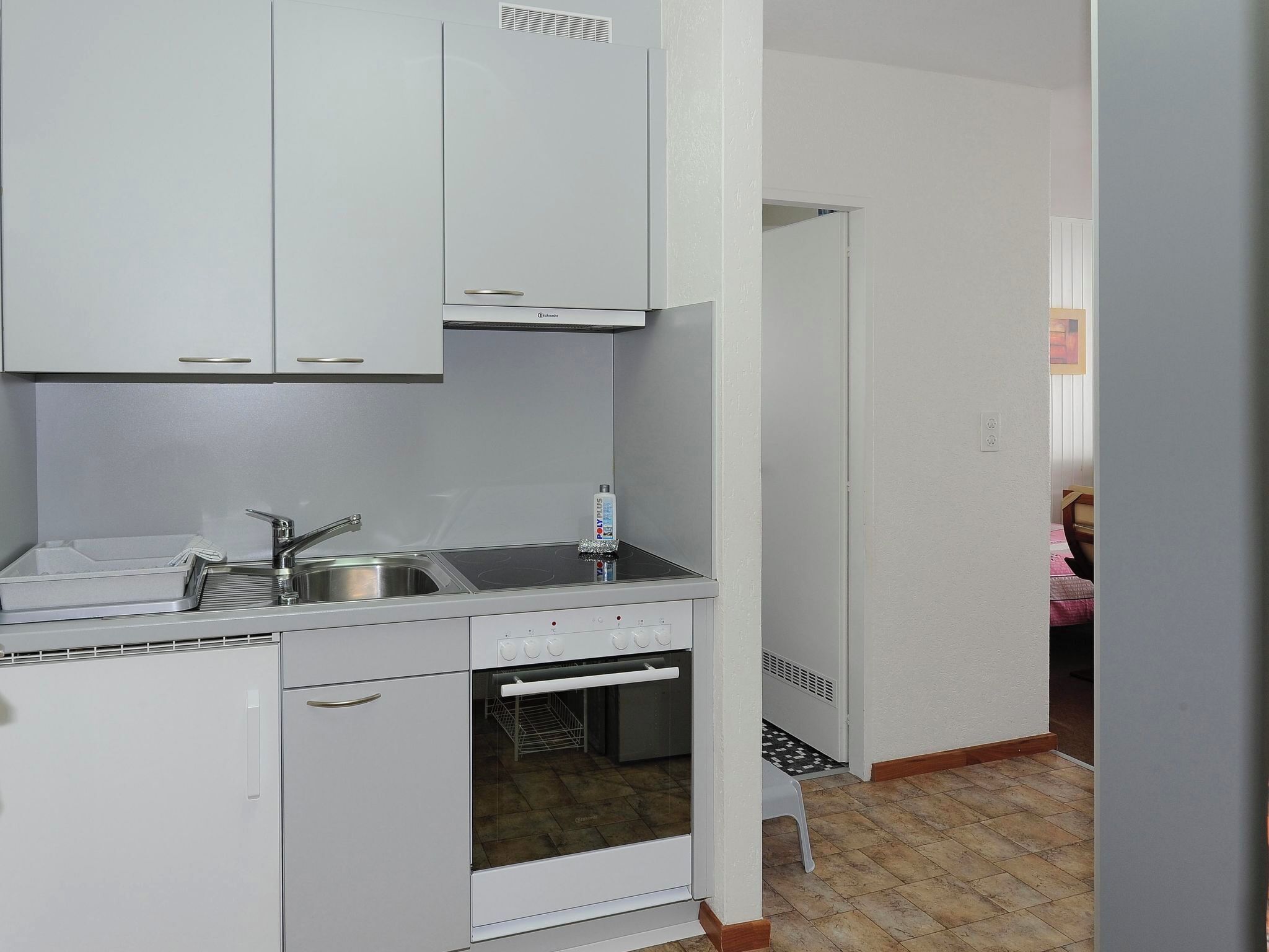Fridge, cookware/dishes/utensils