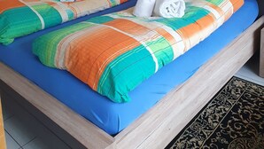 Ein Hotelzimmer mit einem Bett, einem Kleiderschrank und einem Nachttisch.
