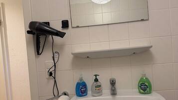 Haartrockner, Seife, Toilettenpapier