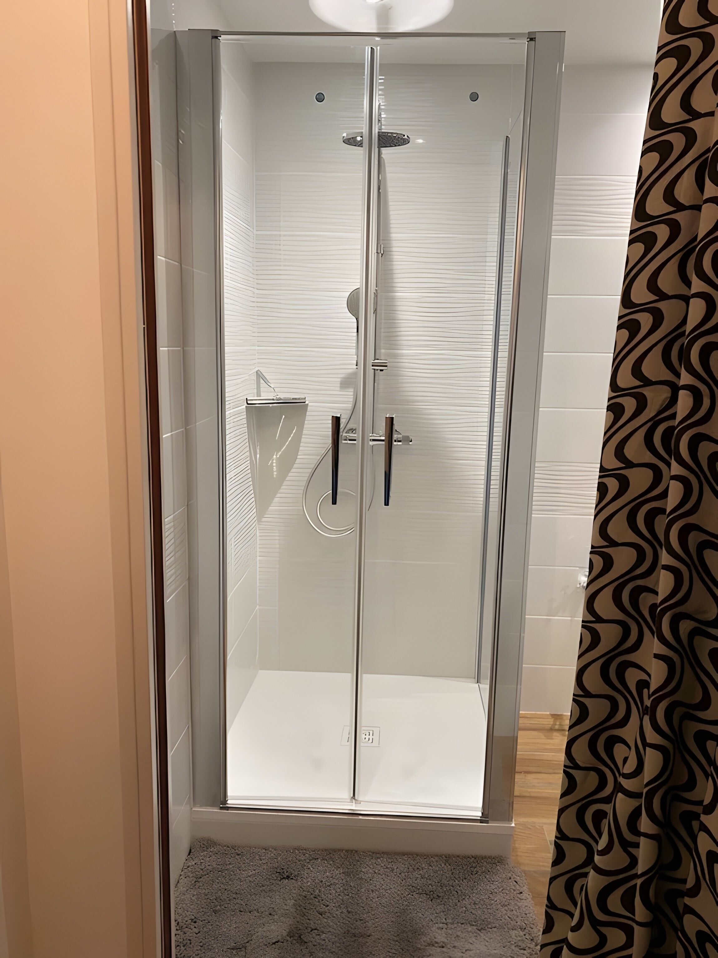Een douche, een haardroger, handdoeken