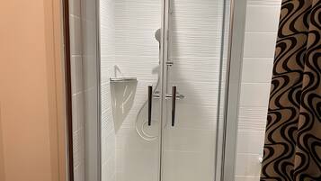 Een douche, een haardroger, handdoeken