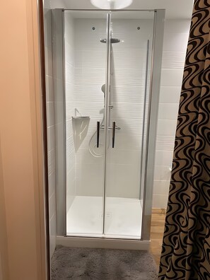 Een douche, een haardroger, handdoeken