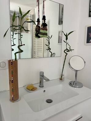 Bathroom - Vrbo Property (Arles)