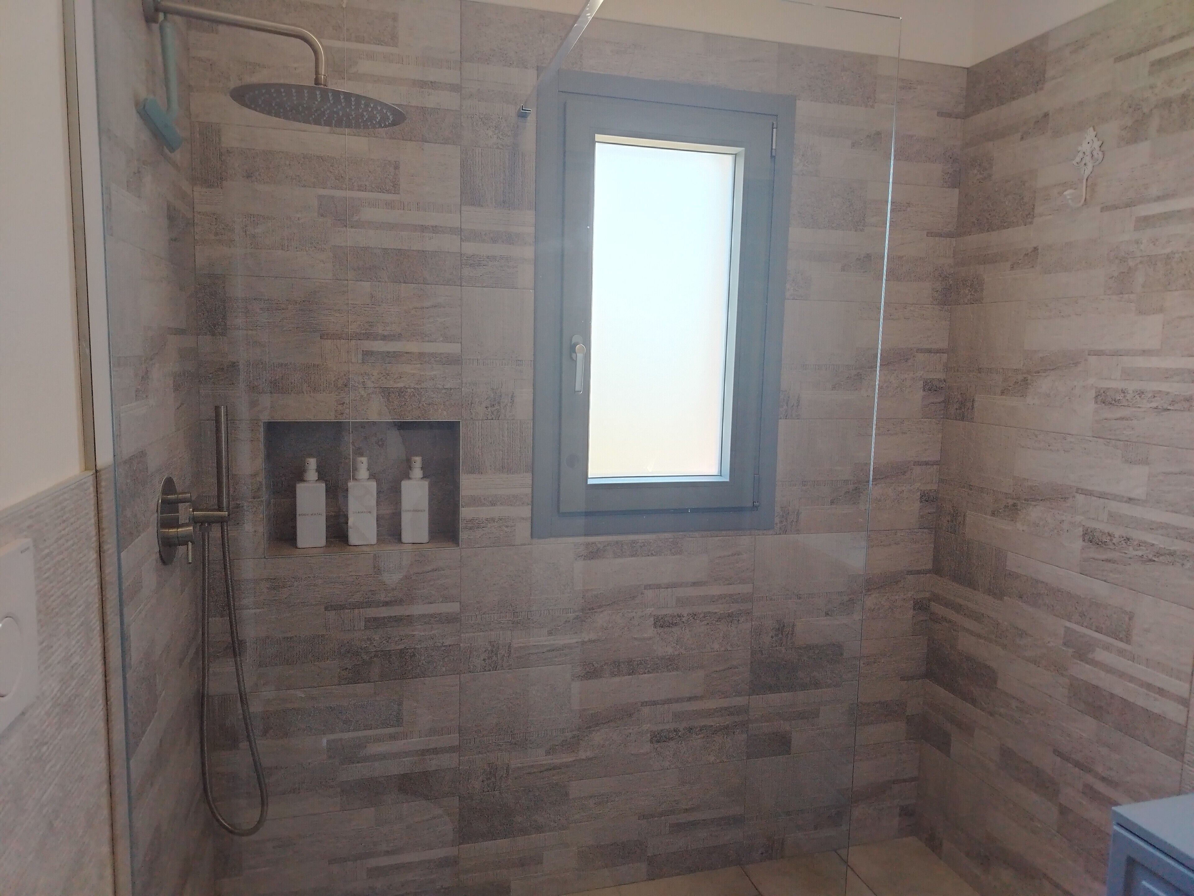 Een douche, een haardroger, handdoeken