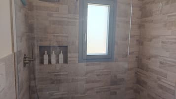 Een douche, een haardroger, handdoeken