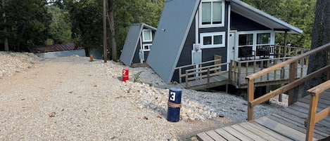 Een huis met een schuin dak, een terras en een kleine trap naar de ingang.